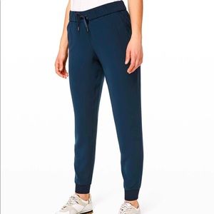 Lululemon 
ON THE FLY JOGGER 28" *WOVEN